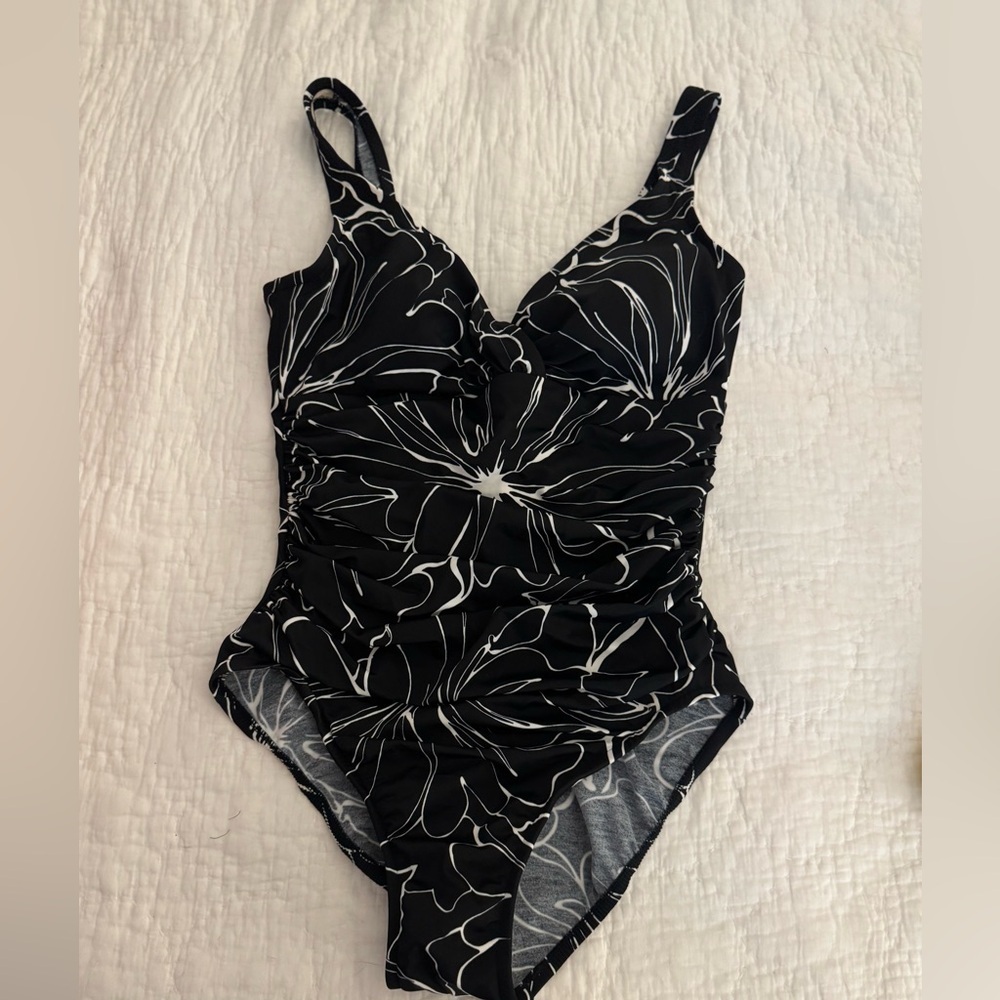 Trimshaper swimsuit womens size 10. One piece black & white